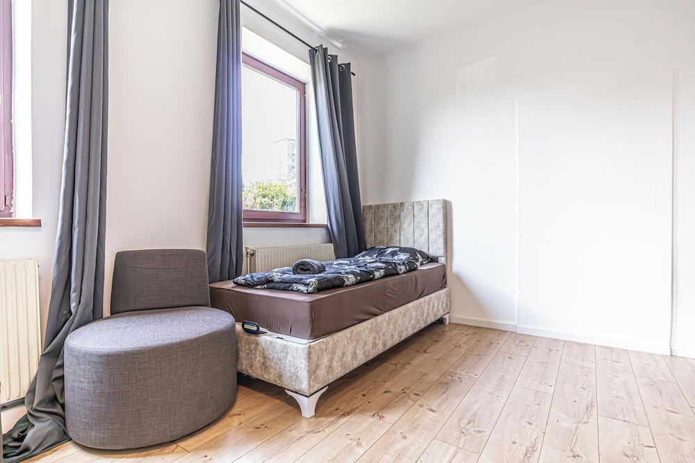 Cozy 3BR Apt with Garden Sleeps 10
