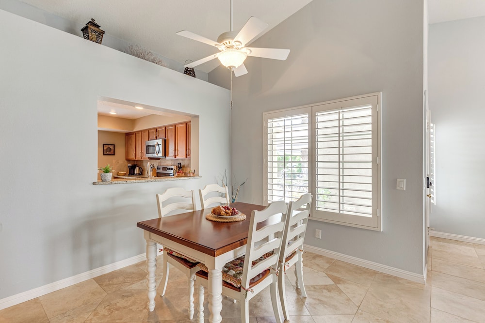 In Golf Course Community: Palm Desert Escape!