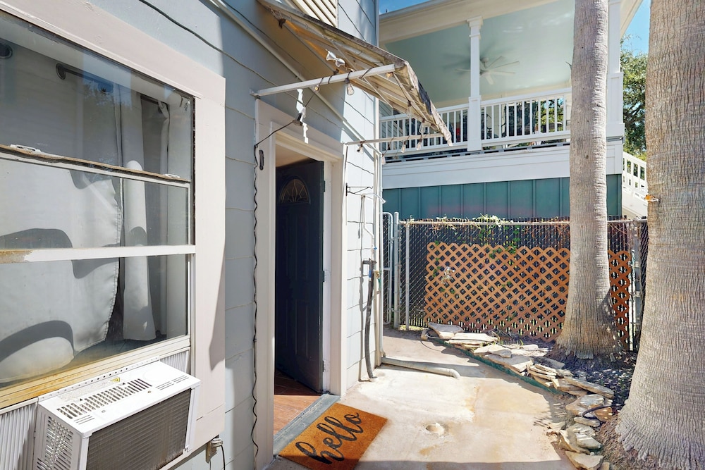 2-story Galveston Getaway w/ Balcony & Patio