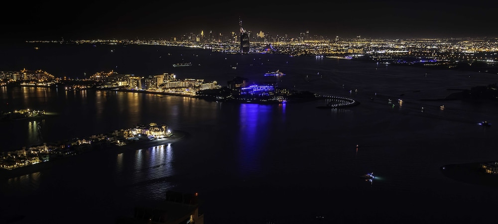 LUX  Iconic Views at Palm Tower Studio 2