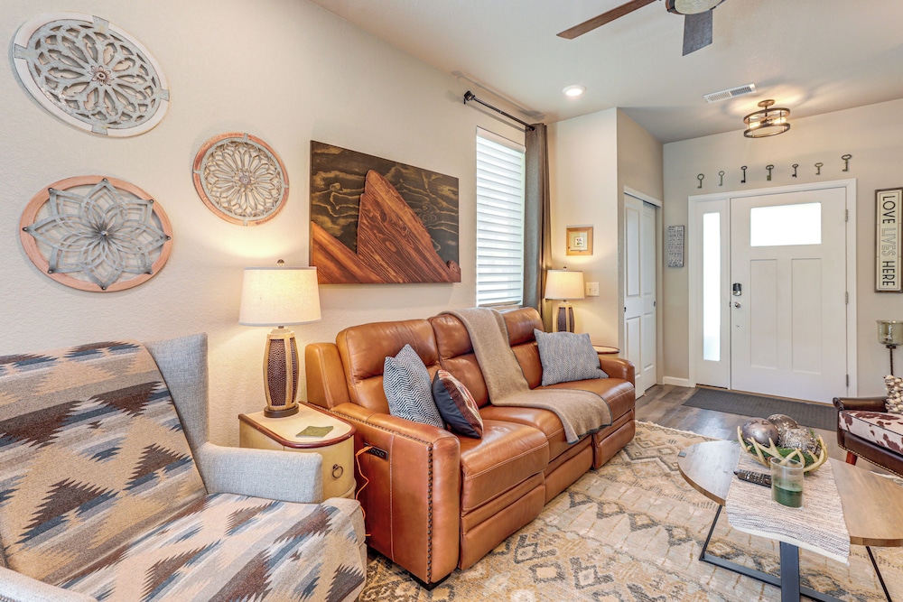 Walk to Light Rail! Townhome 9 Mi to Dtwn Denver