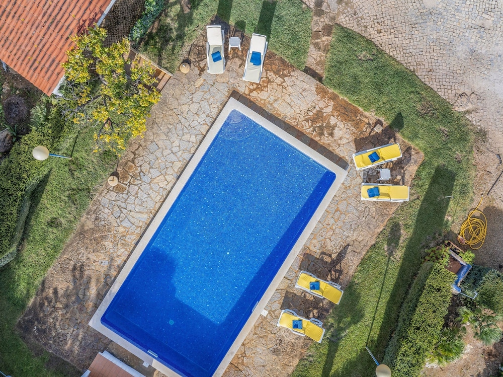 Muxima in Quelfes With 3 Bedrooms and 2 Bathrooms