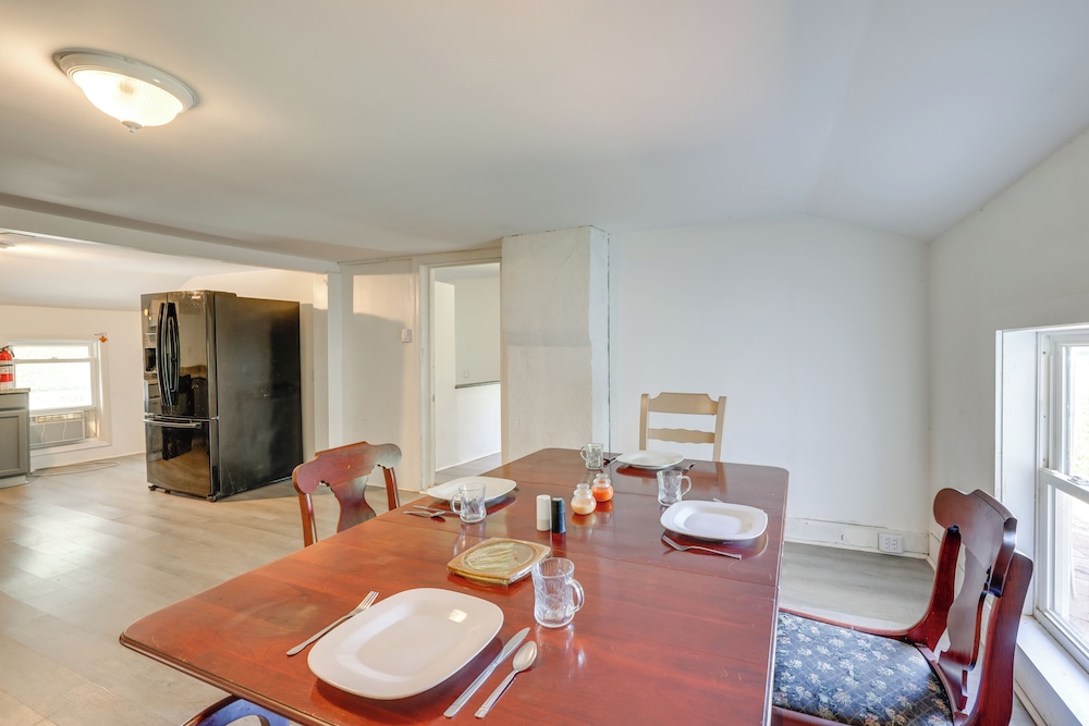 8 Mi to Keuka Lake: Walkable Apartment in Bath