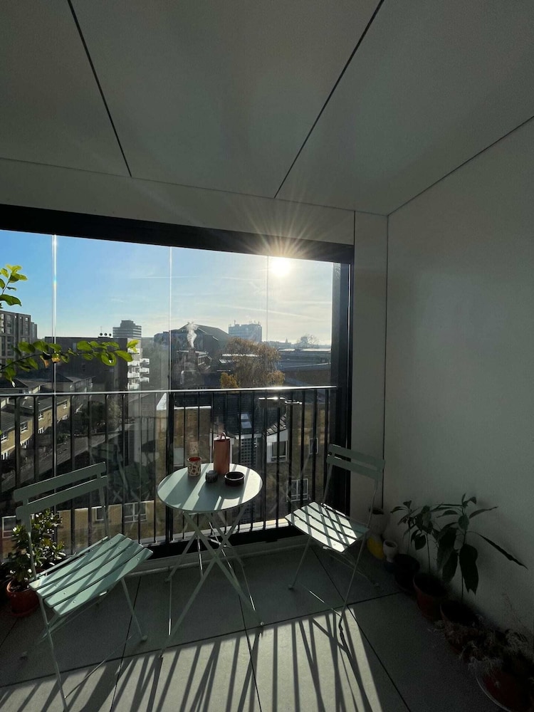Bright 1BD Flat W/balcony - Heart of Brixton!