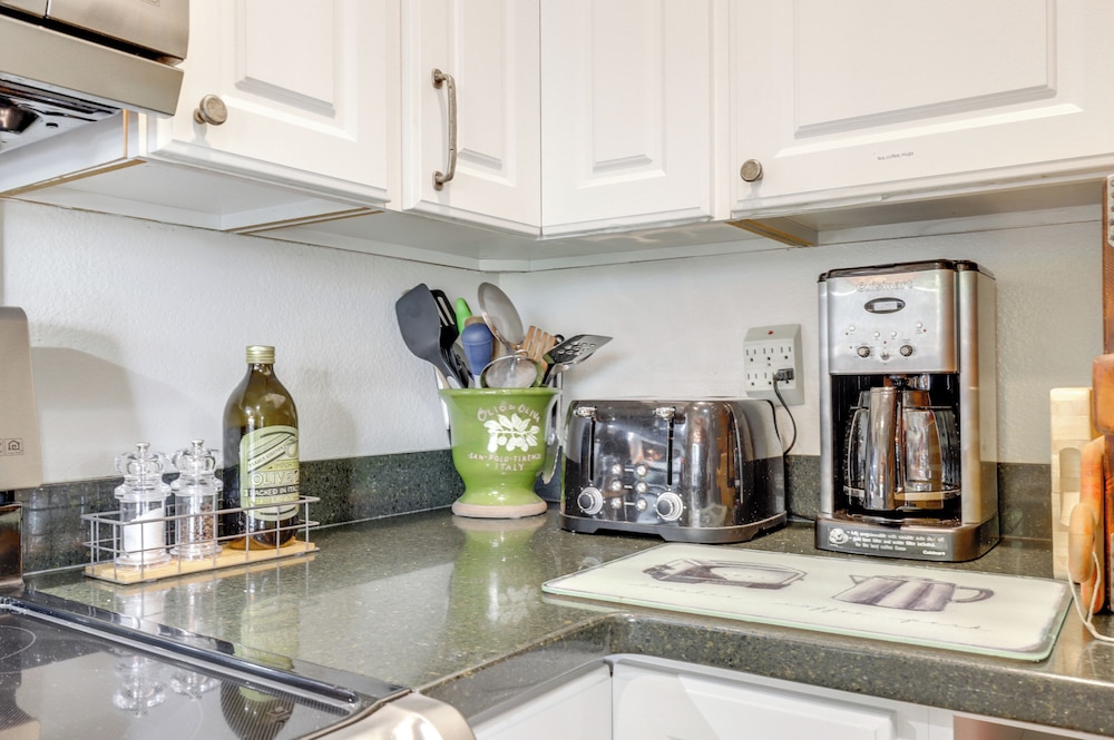 Private Patio & Workspace: Quiet Sonoma Condo!