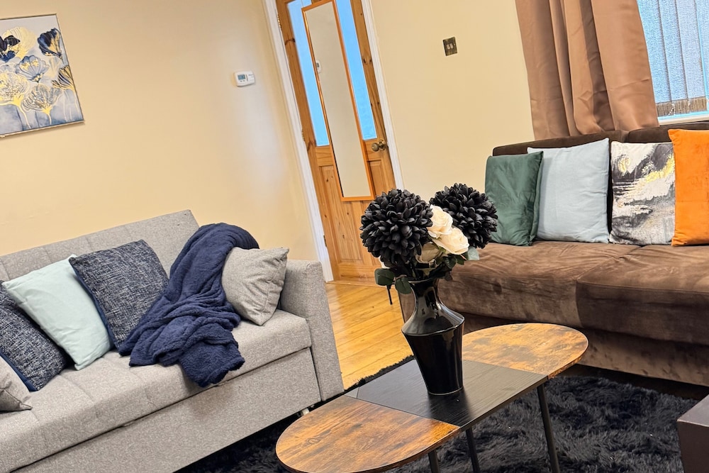 House - Sleeps 9 - Garden - Pet Friendly - Parking