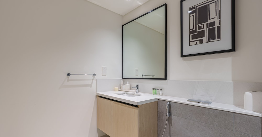 Downtown 2BR | Walk to Burj Khalifa + Dubai Mall