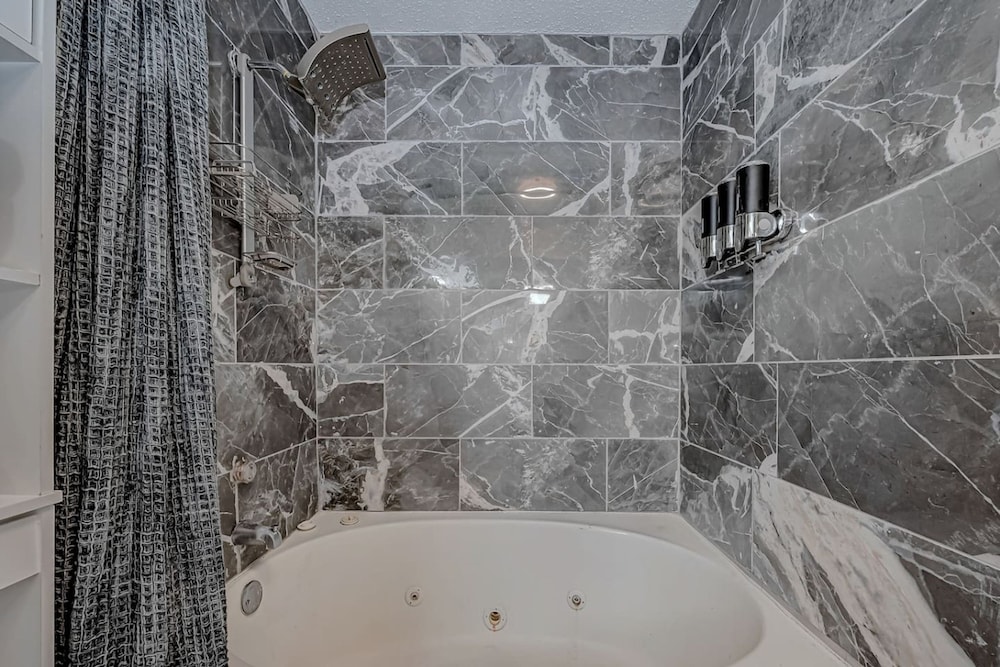 Upscale 1BR Condo in Med Center