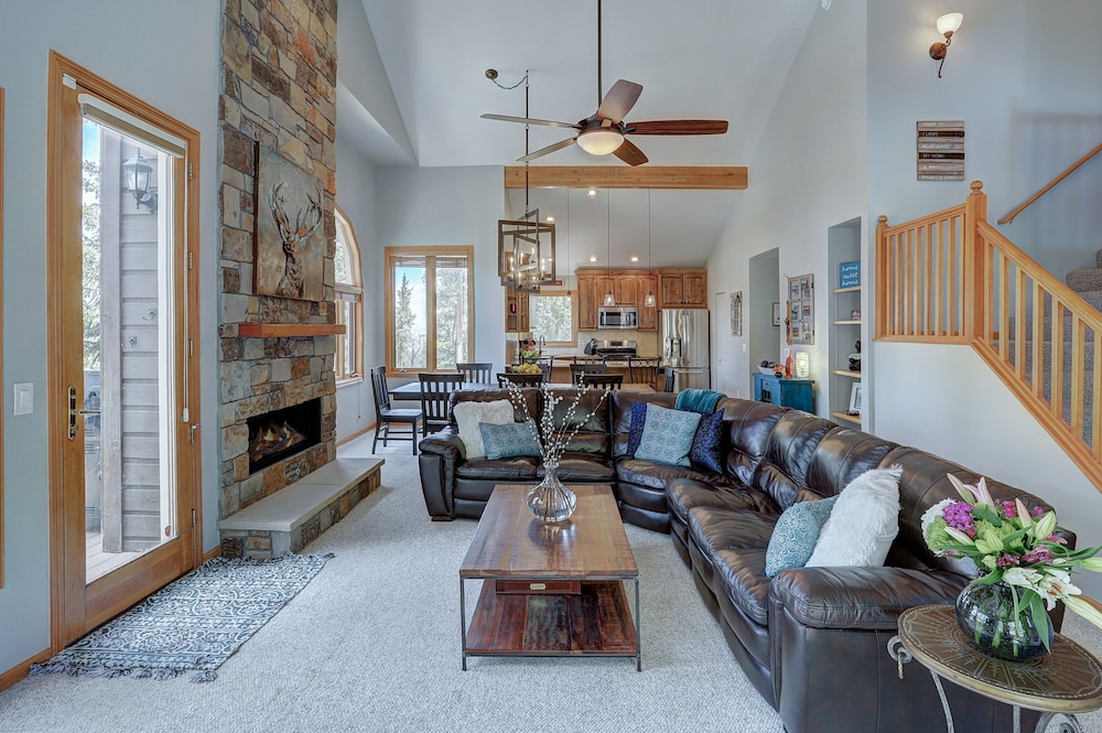 Marble Mountain Retreat 5 Bedroom Home by RedAwning view 2