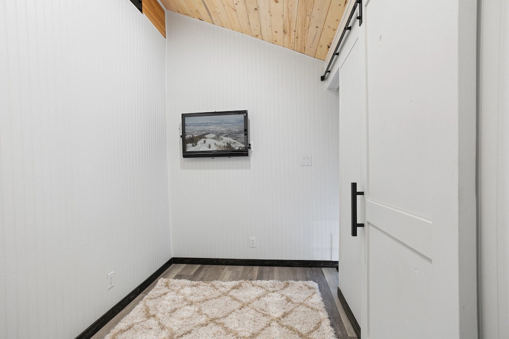 2430 Queen Esther Dr - 5 Bedroom Home with Spa 5 Home