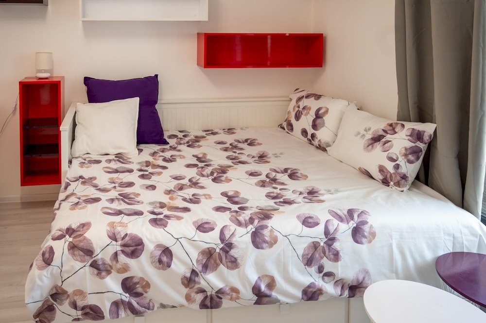 Colorful Studio With Balcony - Free Parking