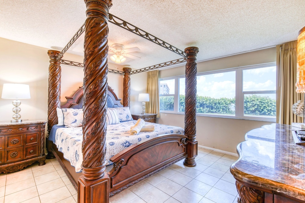 Paradise Beach Club by Happy Palm Stays