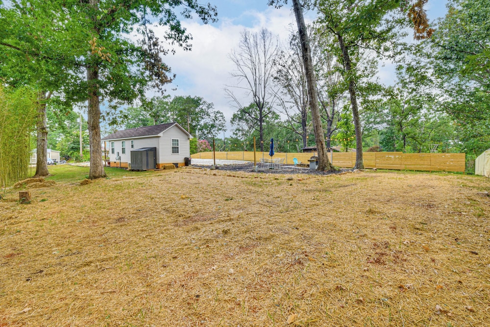 Walk to Beach: Lake Hartwell Cabin w/ Large Yard!