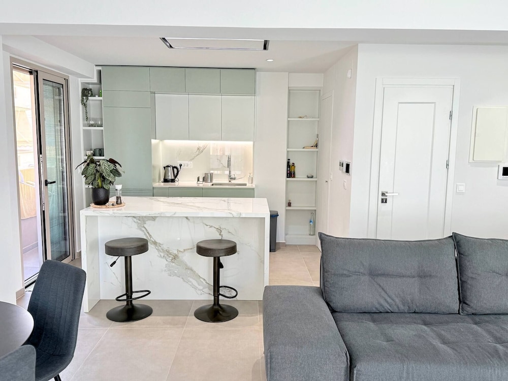 Azure Loft - 3min Walk to Beach, 10min to Old Town