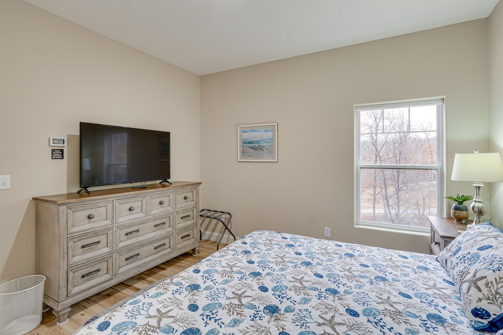 Lake Ozark Apartment w/ Balcony < 1 Mi to Water!