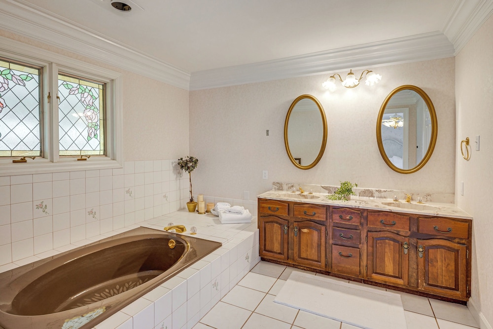 Pool, Lake & Patio: Sweeping De Soto Estate