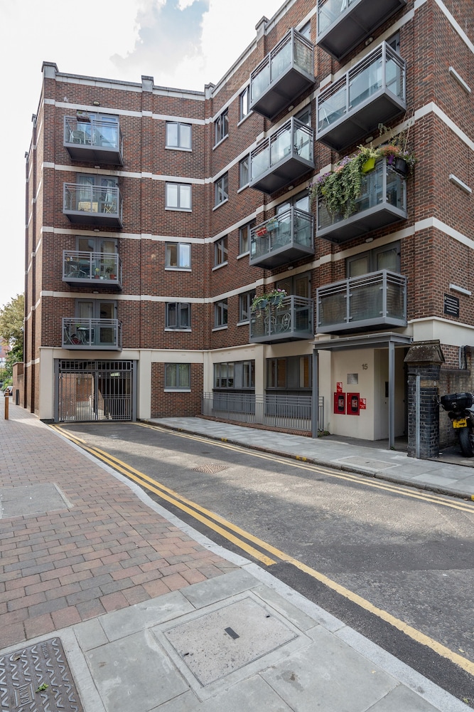 Hoxton 2 Bed Apartment by BaseToGo