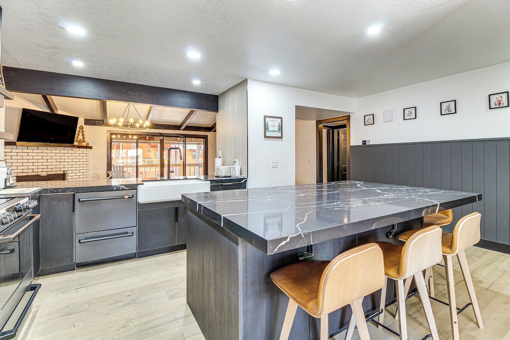 Sledding Thrills & Fireside Warmth: Pinetop Home