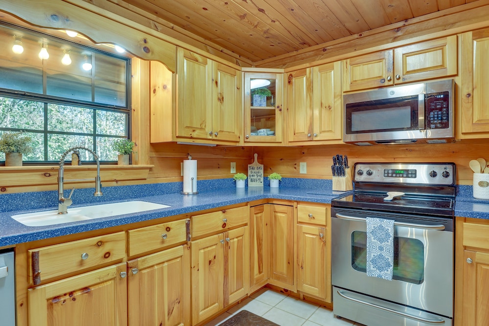 Hot Tub & Game Room: Blue Ridge Getaway