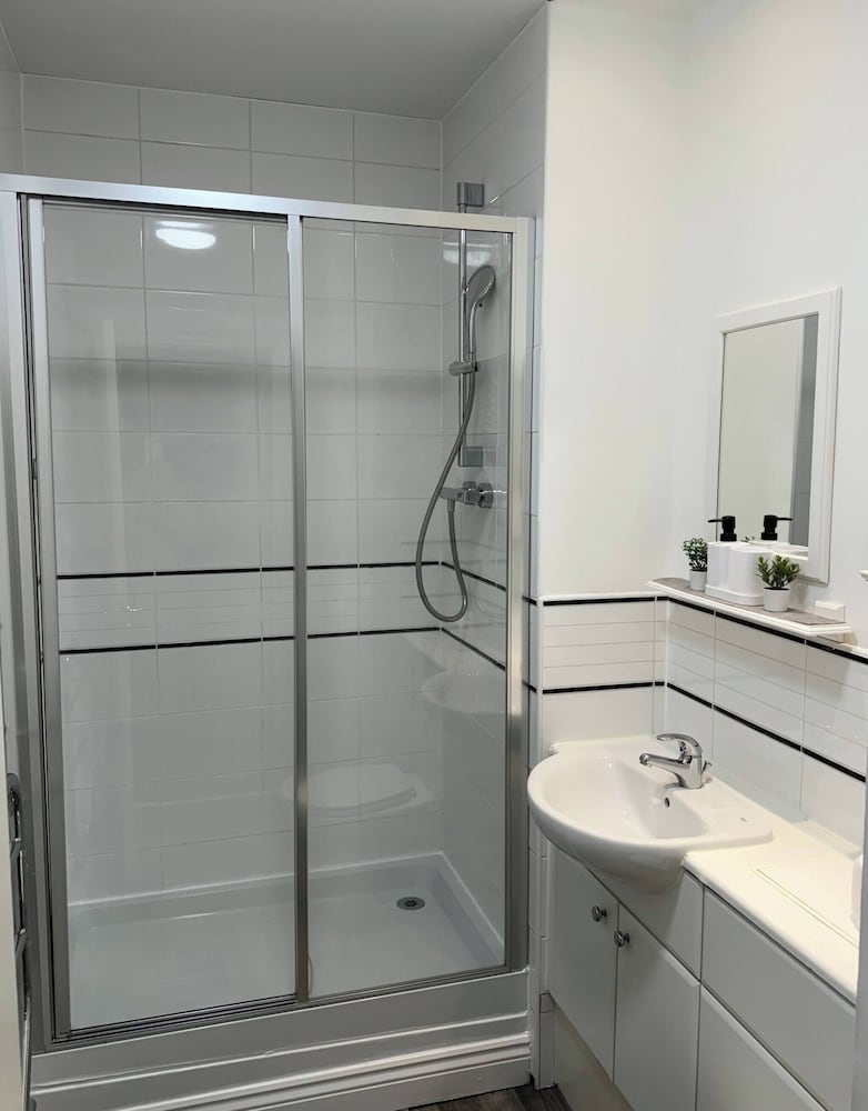 City Centre Apartment - Free Parking - Sleeps 4