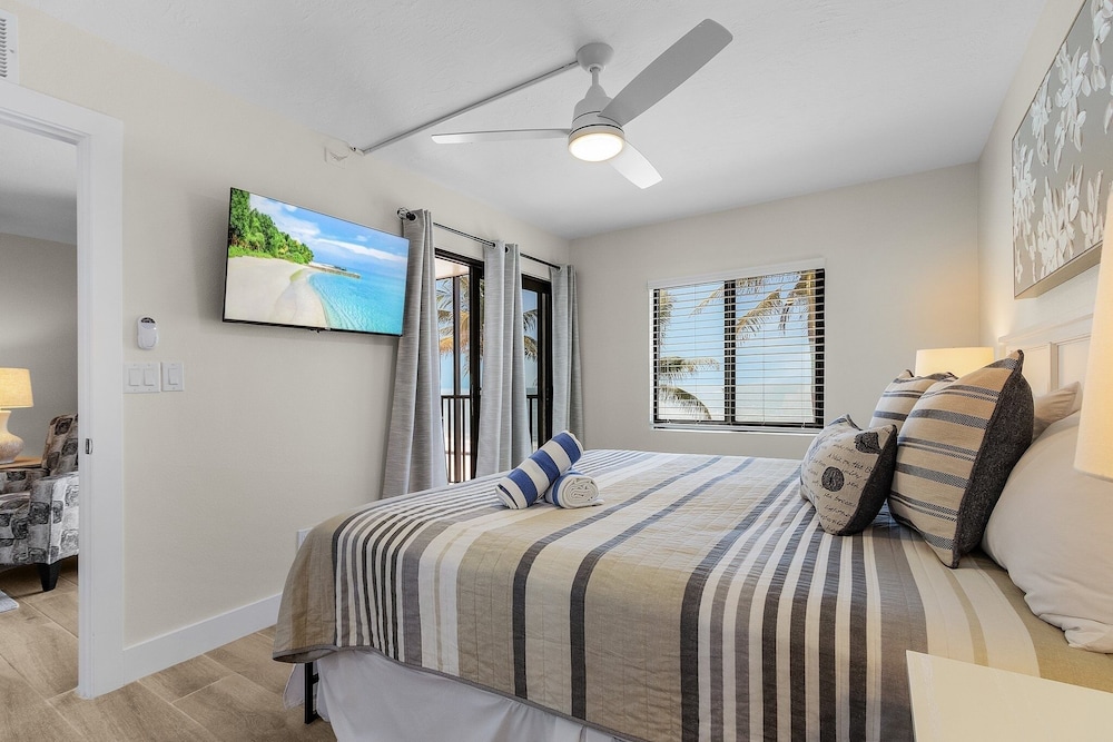 Seaside 209: Oceanview 2br/2ba Condo With Pool, Steps To Beach 2 Bedroom Condo