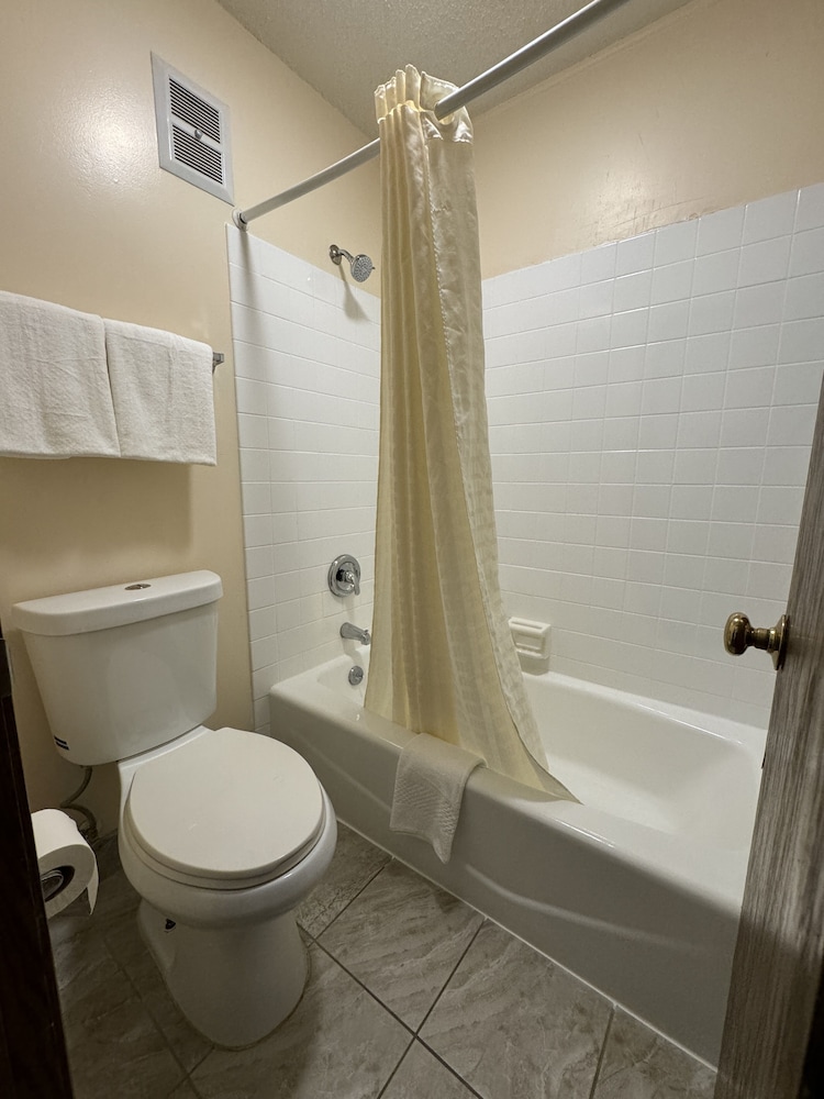 Econo Lodge - Property Image 6