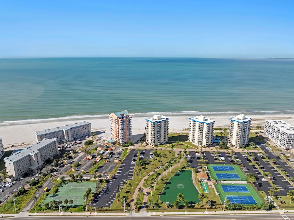 Beachfront w Stunning Views Modern Bright