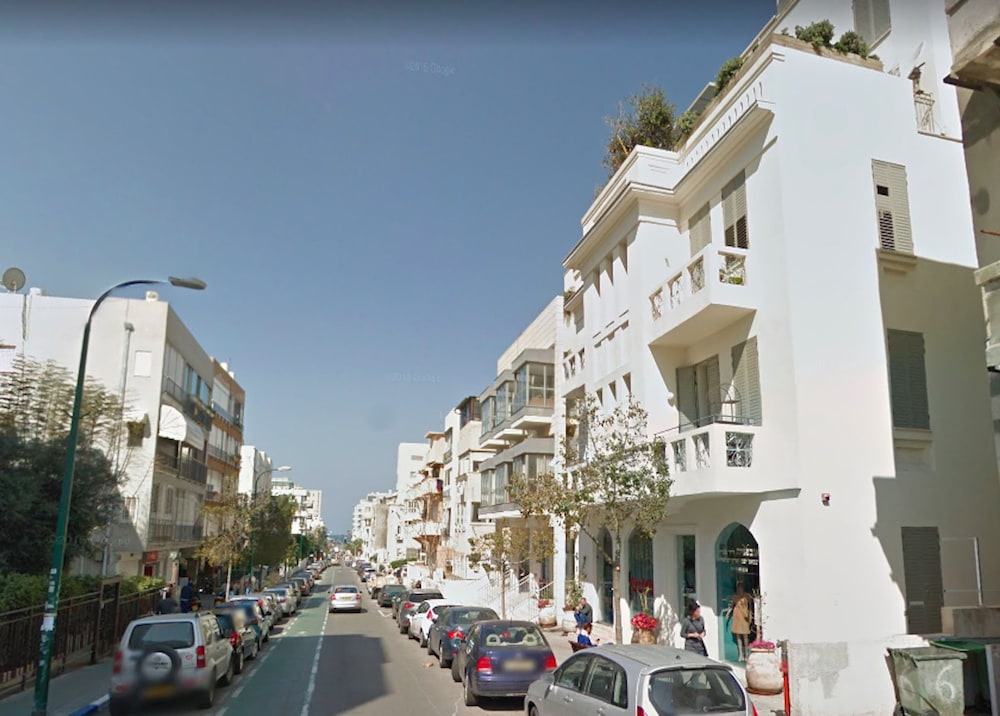 Family Apt & Private Garden near Beach by FeelHome