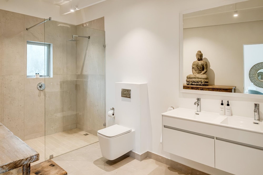 Idyllic Camps Bay Villa w 2 Pools Buddha Retreat