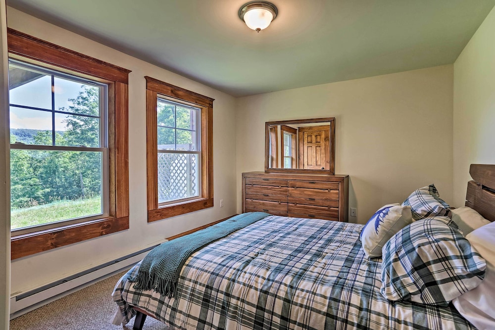 Retreat W/game Room & Deck, 1 Mi to Camelback