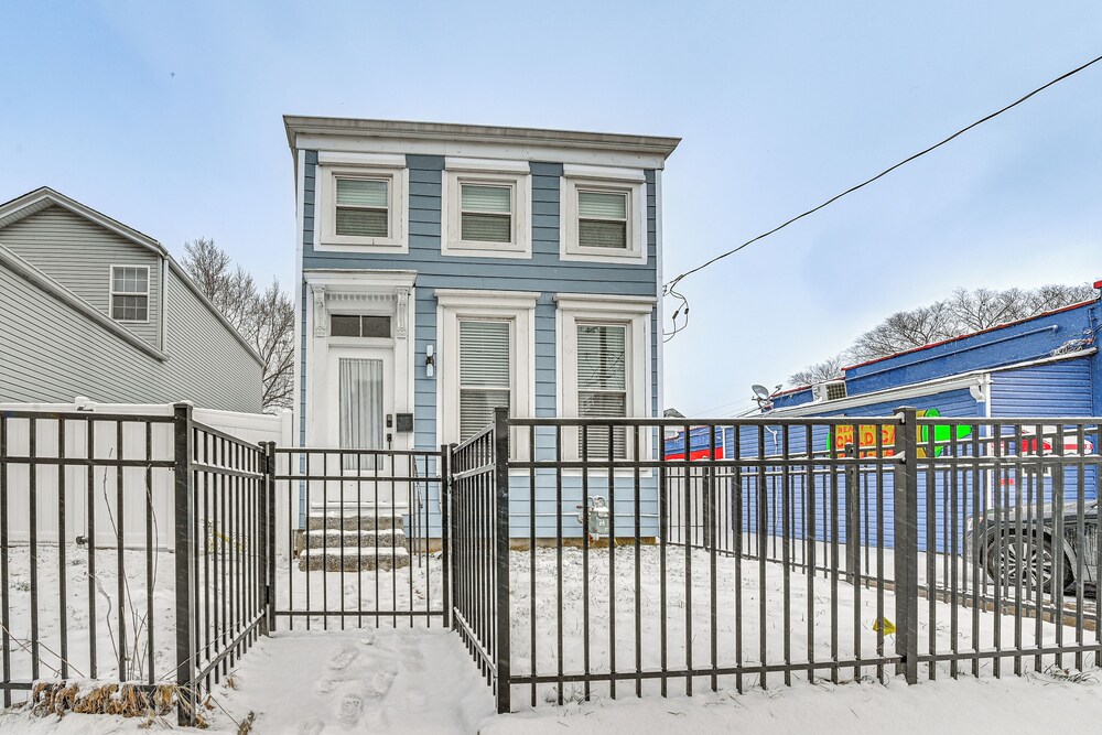 Family-friendly Louisville Gem: Prime Location!