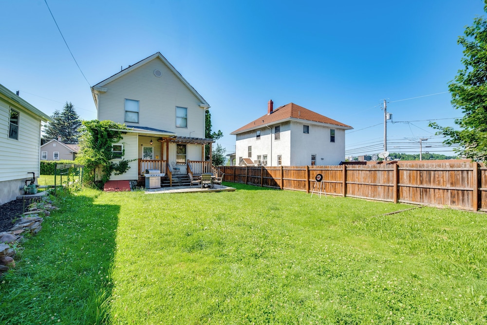 2 Mi to Steamtown Nhs: Family Home w/ Backyard!