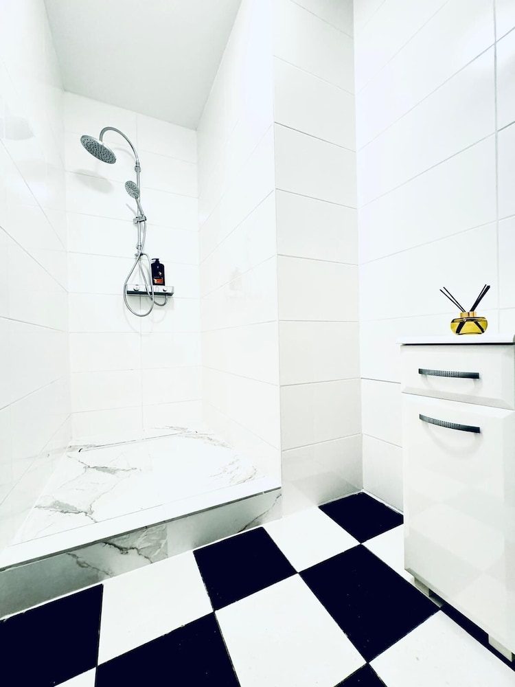 Luxury 7 Bedroom Apartment Sleeps 16