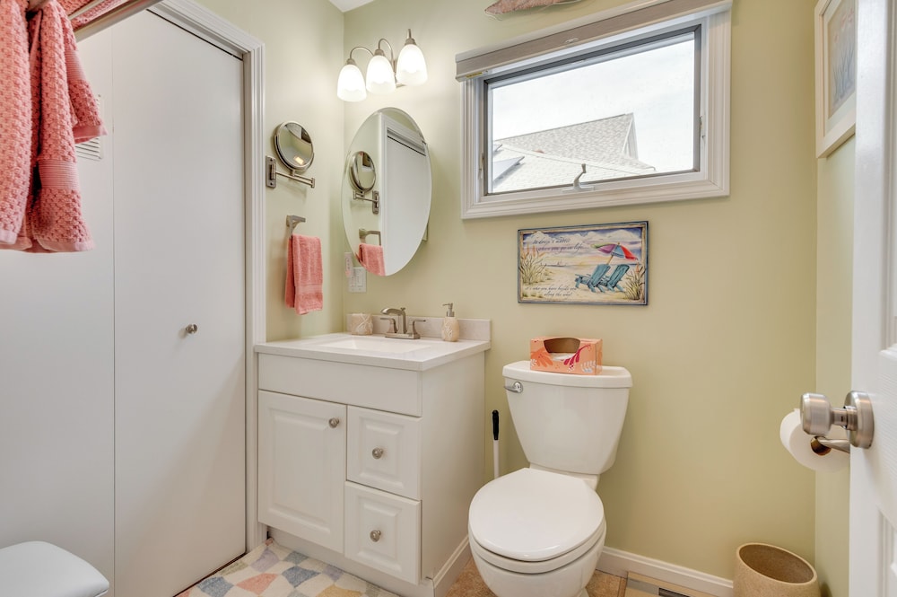 Near Beaches & Waterfront Dining: Home in Hampton!