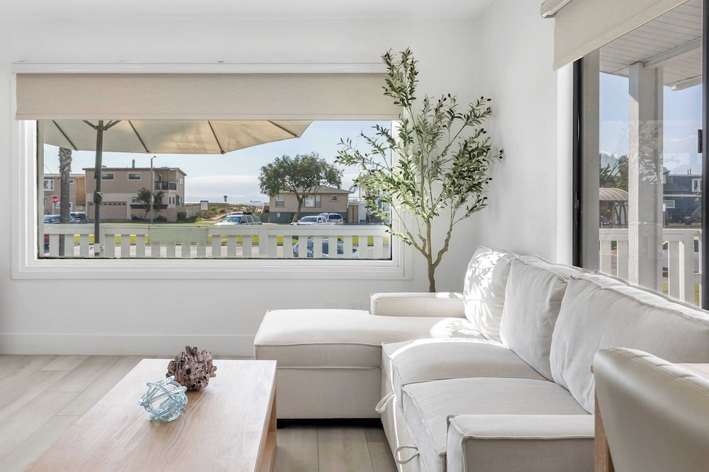 Walk to the Sand! Ocean Views, Balcony & Parking Sunset Surf