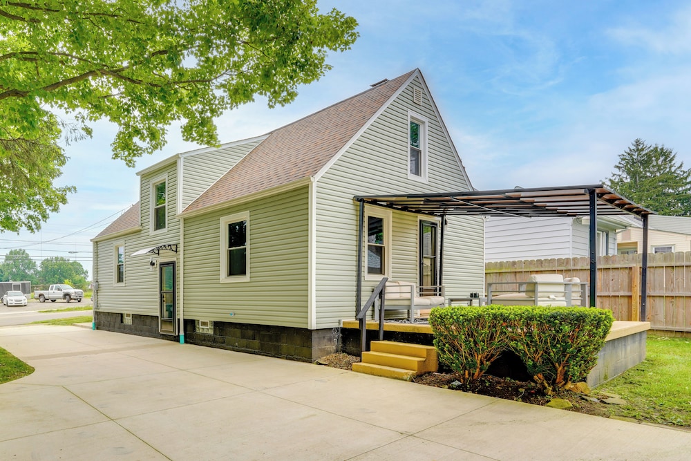 3 Mi to Dtwn Youngstown & Ysu: Family Home w/ Yard