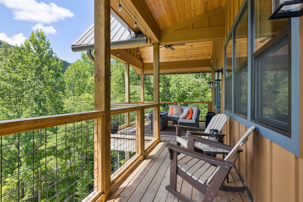Bear Cheeks 4 Bedroom Cabin