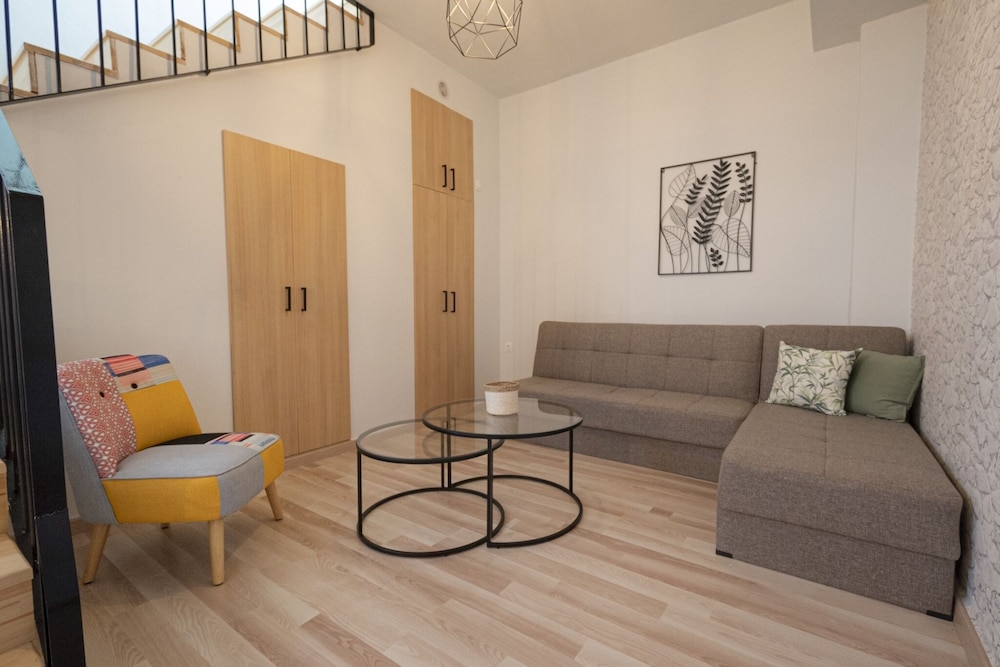 Topos Maisonette Left by Rentalspro