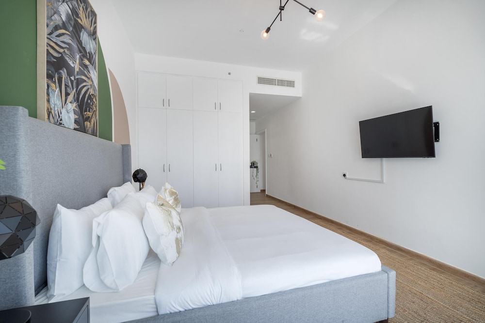 Dubai Marina - Stunning Huge 4 Bedroom Apts Near JBR - Gym - Pool - Parking by Sojo Stay