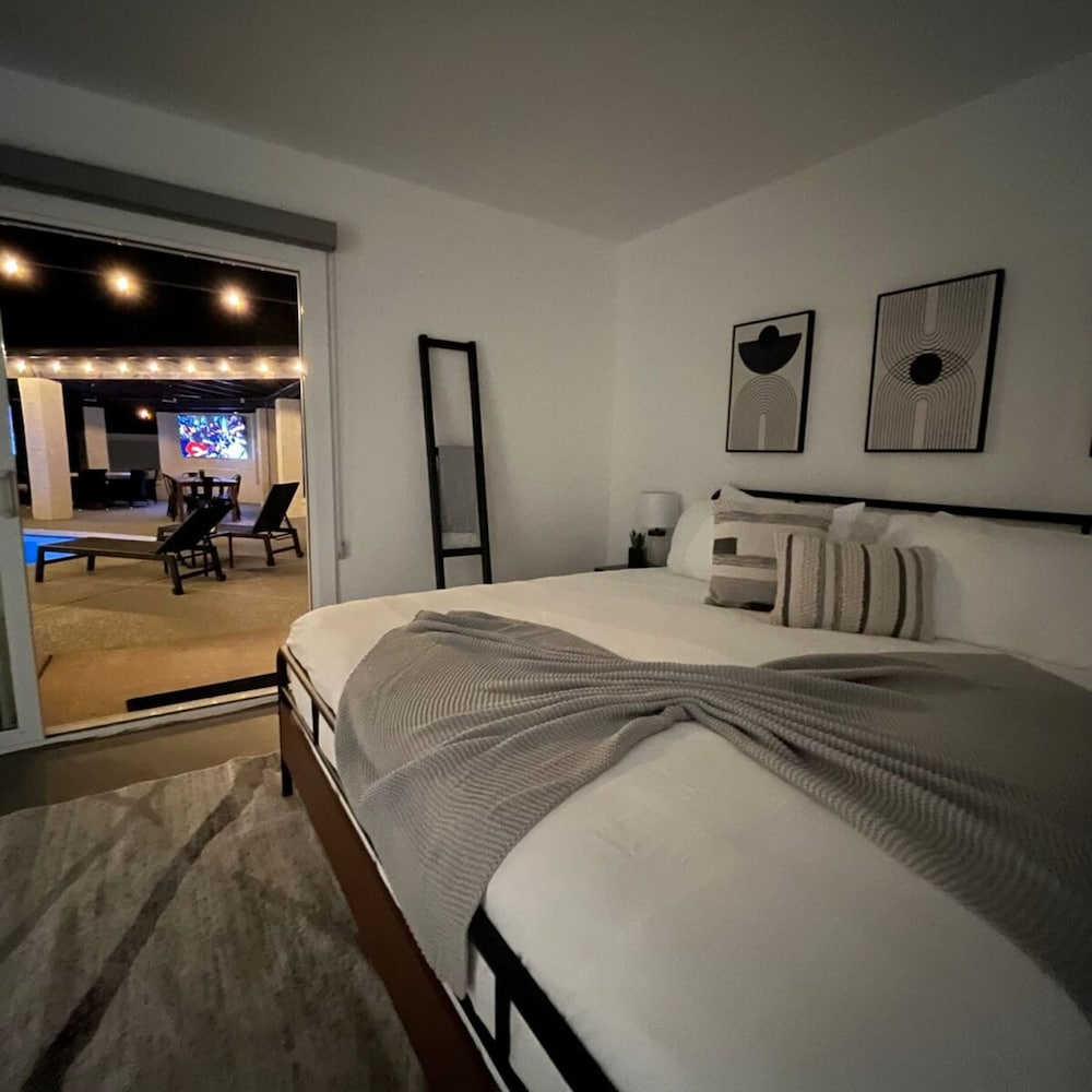 5BR Resort-style Oasis 2 Primary s Cabana Gameroom