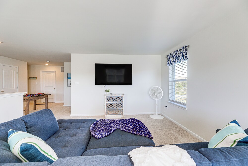 Game Room + Patio: Spacious Ocean View Home