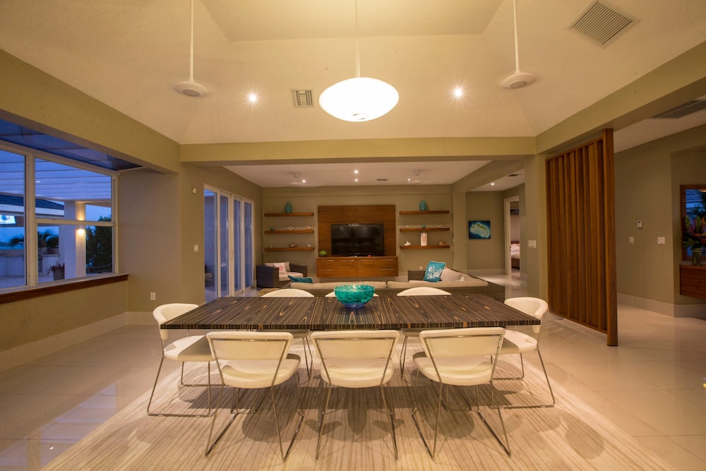 5 BR Waterfront Villa On Chalk Sound Blue Water