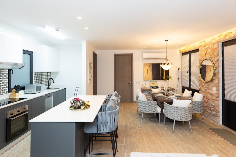 The Elegant Condo by Acomodo