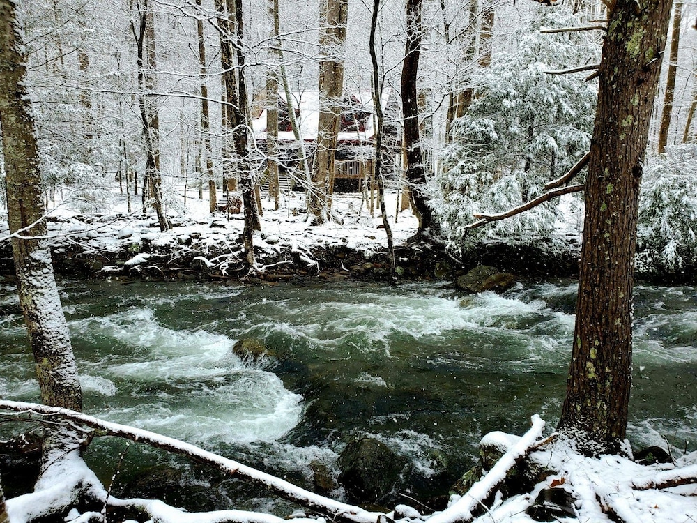 Elk Run On Cosby Creek - 2 Bedrooms, 2 Baths, Sleeps 7 Cabin by RedAwning
