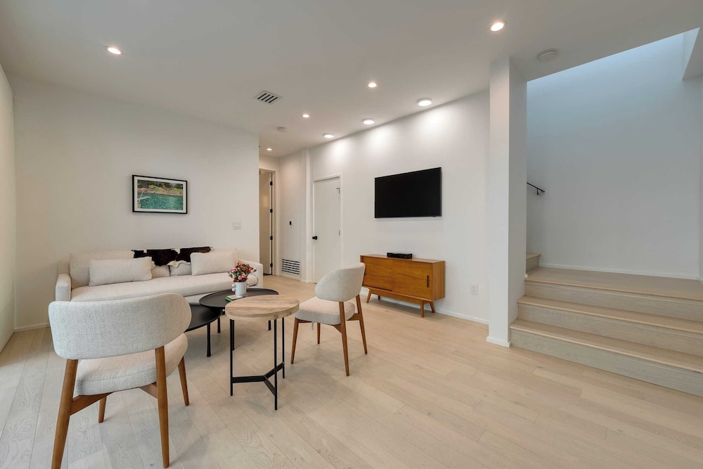 Modern East Austin Home w/ Pool, Near Downtown & Lady Bird Lake Casa 1803 by Avantstay