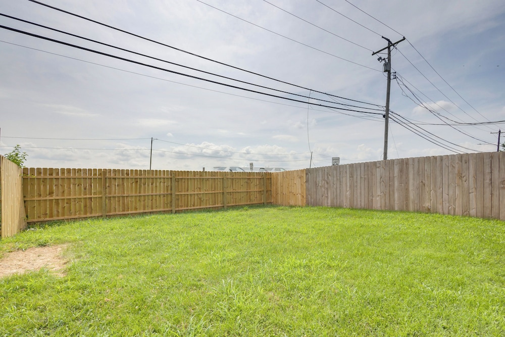 12 Mi to St Louis: Pet-friendly Metro East Home