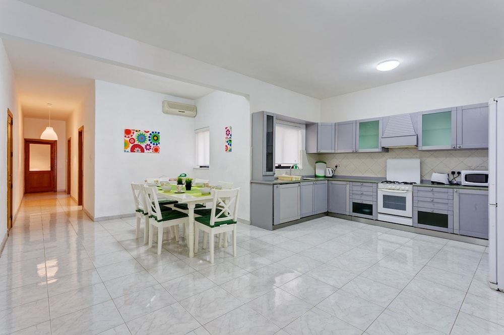 Seafront Apartment in Sliema wt Breathtaking Views view 5