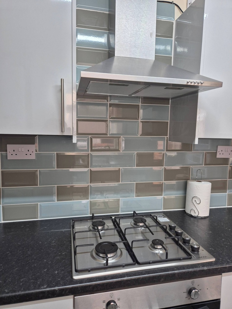 Spacious Large 4BR Home Train Station University