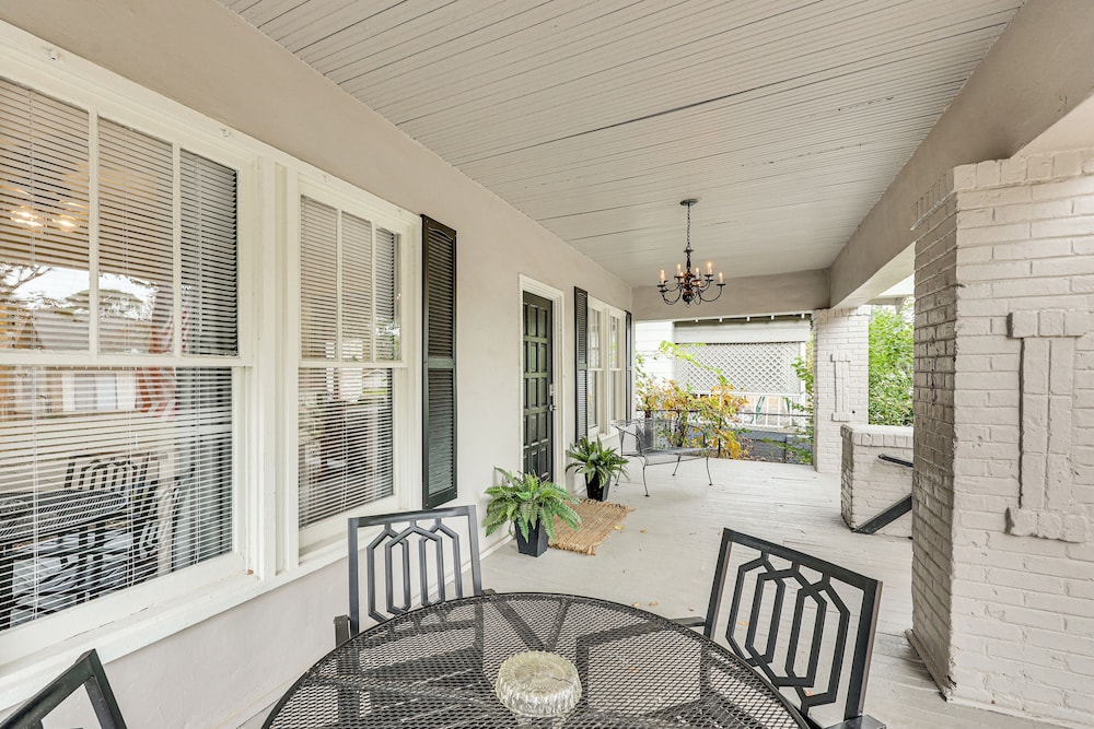 < 1 Mi to Historic Dtwn Texarkana: Charming Home!
