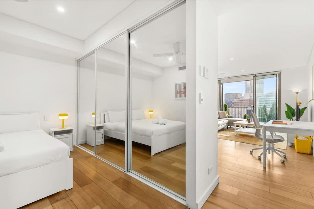 Central Luminous 2 Beds With Balcony Aircon